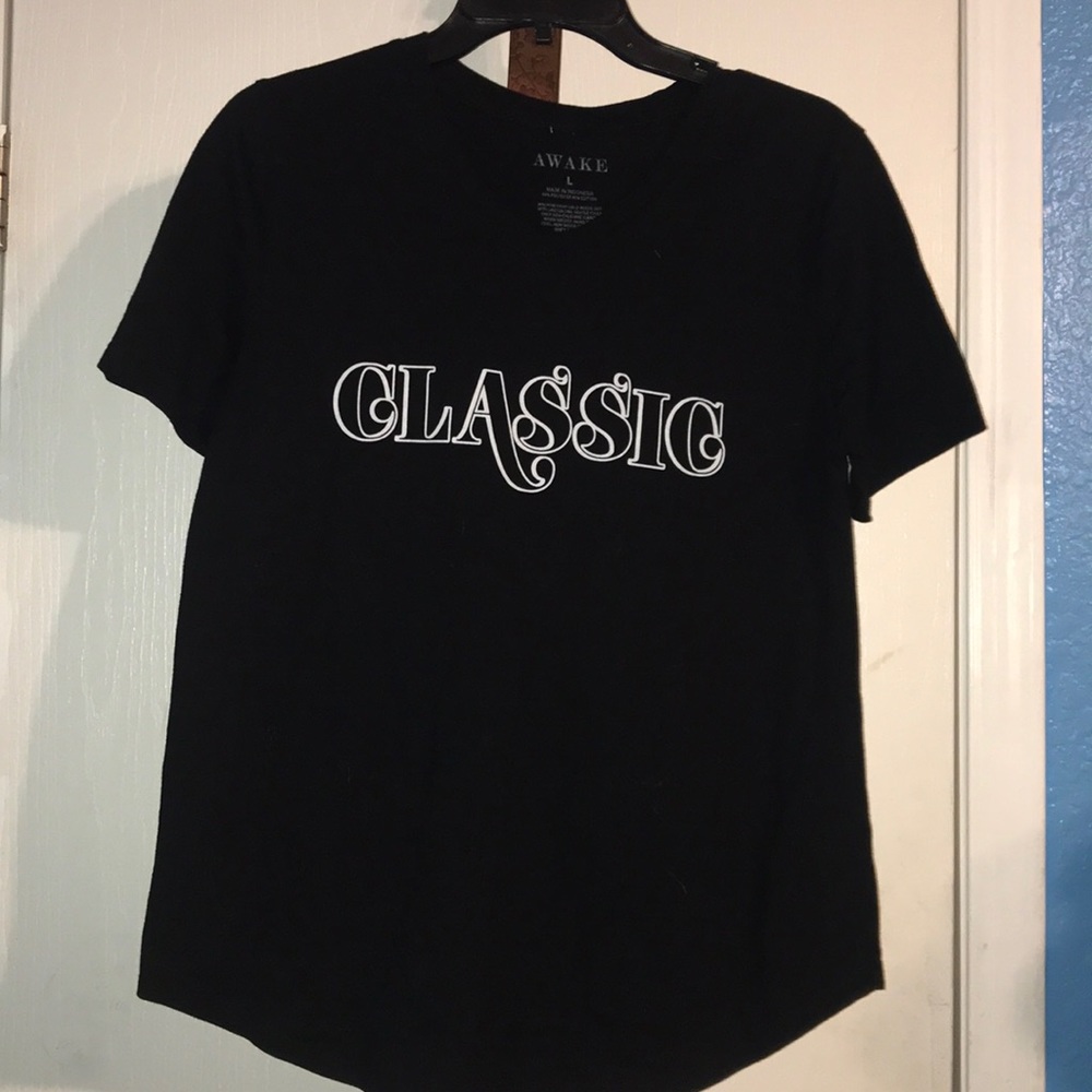 A very casual tee, greatly paired with jeans
